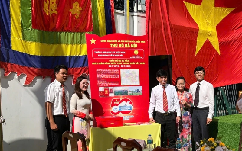 Lắng đọng tình yêu dân tộc qua triển lãm Quốc kỳ Việt Nam