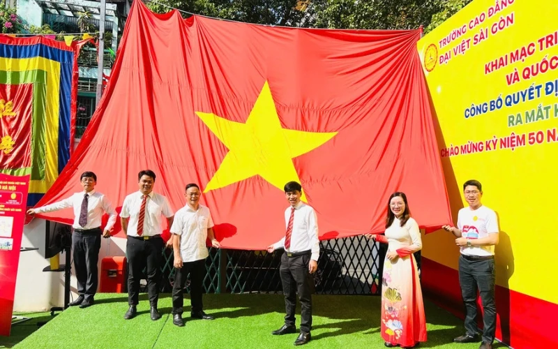 Lắng đọng tình yêu dân tộc qua triển lãm Quốc kỳ Việt Nam