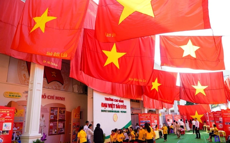 Lắng đọng tình yêu dân tộc qua triển lãm Quốc kỳ Việt Nam