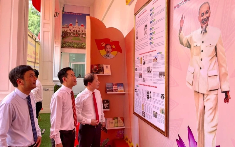 Lắng đọng tình yêu dân tộc qua triển lãm Quốc kỳ Việt Nam