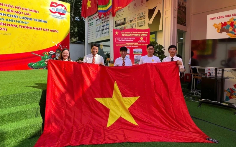 Lắng đọng tình yêu dân tộc qua triển lãm Quốc kỳ Việt Nam