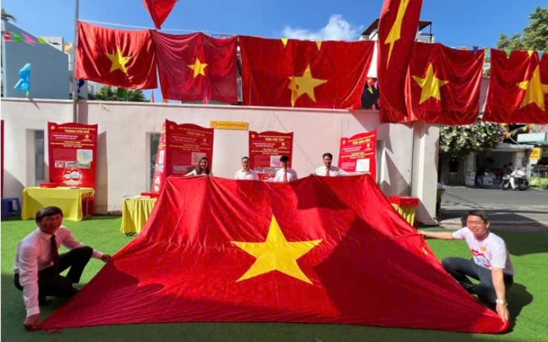 Lắng đọng tình yêu dân tộc qua triển lãm Quốc kỳ Việt Nam