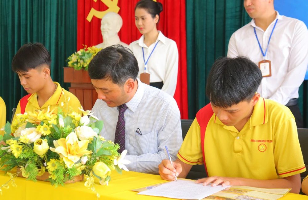 Lễ ký kết MOU & cam kết việc làm sinh viên Khóa 25: Đại Việt Đà Nẵng đẩy mạnh liên kết doanh nghiệp