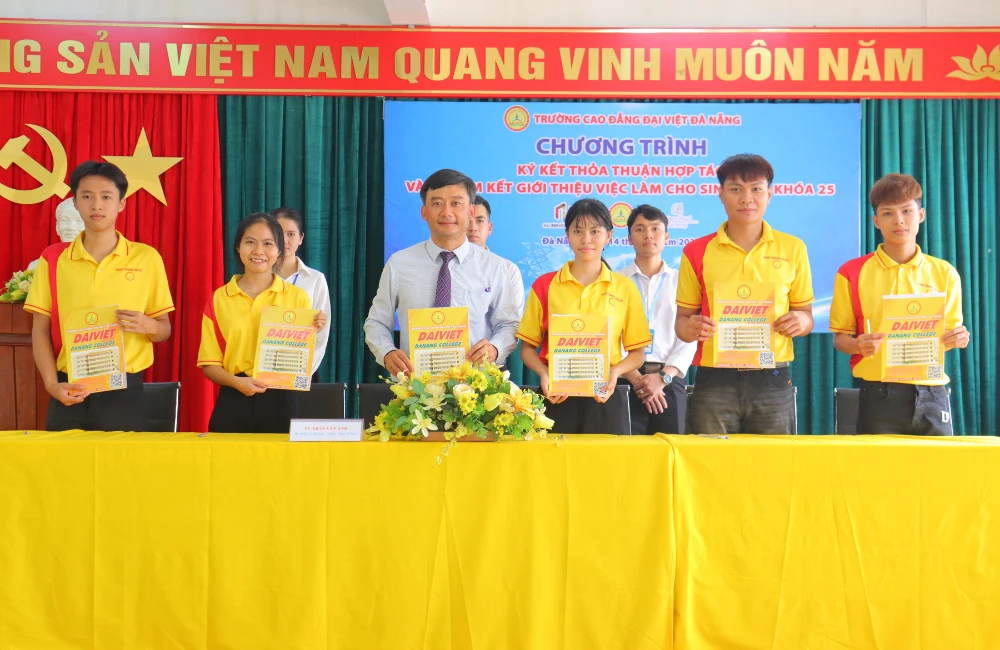 Lễ ký kết MOU & cam kết việc làm sinh viên Khóa 25: Đại Việt Đà Nẵng đẩy mạnh liên kết doanh nghiệp