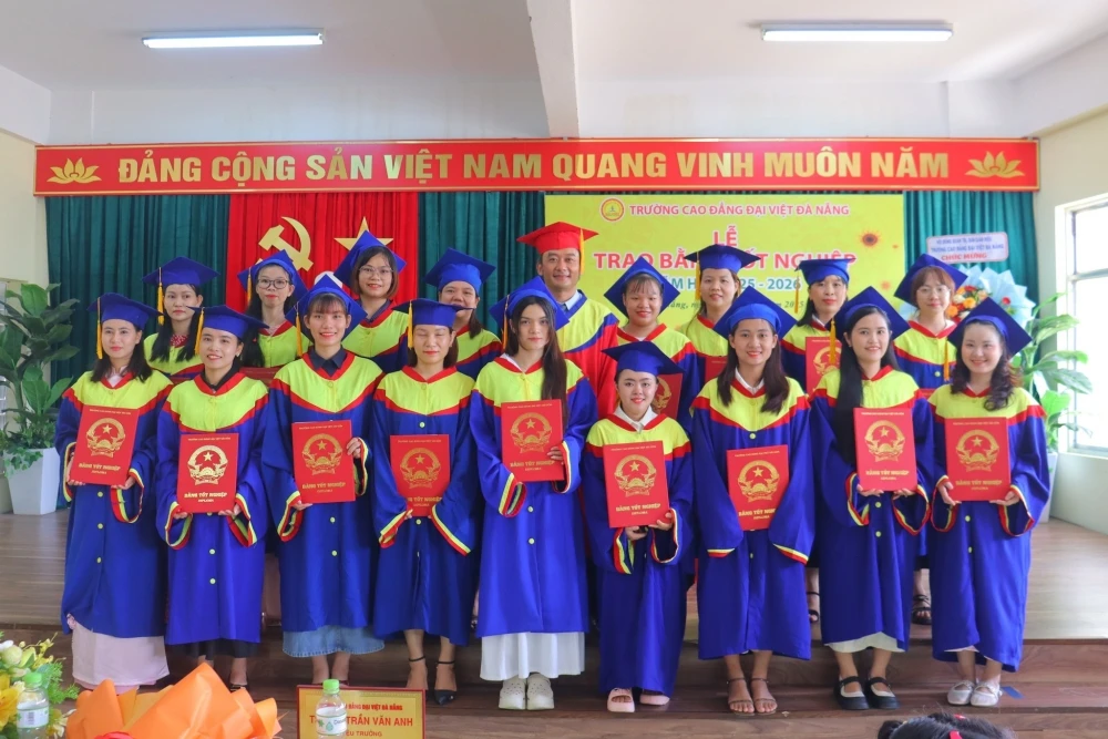 Lễ Tốt Nghiệp Dve 2025: Khép Lại Hành Trình Tri Thức, Mở Lối Tương Lai