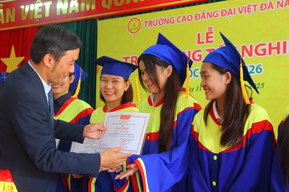 Lễ Tốt Nghiệp Dve 2025: Khép Lại Hành Trình Tri Thức, Mở Lối Tương Lai