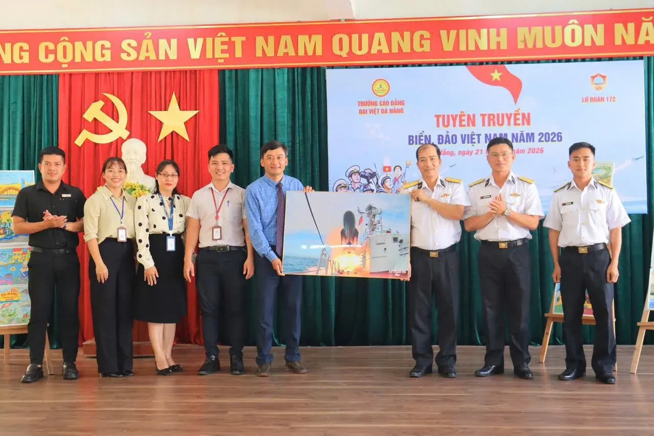 LỮ ĐOÀN 172 PHỐI HỢP VỚI TRƯỜNG CAO ĐẲNG ĐẠI VIỆT ĐÀ NẴNG TỔ CHỨC TUYÊN TRUYỀN BIỂN, ĐẢO NĂM 2026