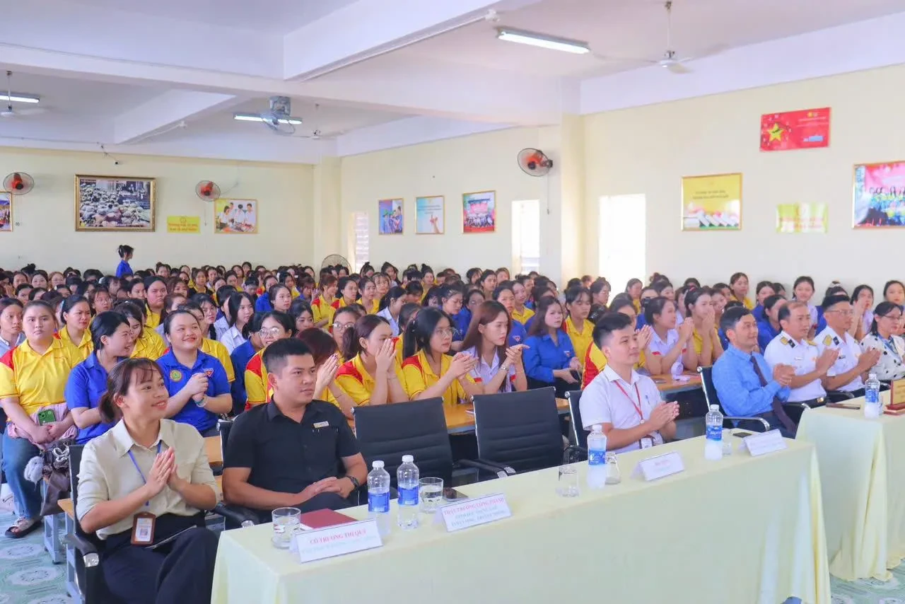 LỮ ĐOÀN 172 PHỐI HỢP VỚI TRƯỜNG CAO ĐẲNG ĐẠI VIỆT ĐÀ NẴNG TỔ CHỨC TUYÊN TRUYỀN BIỂN, ĐẢO NĂM 2026