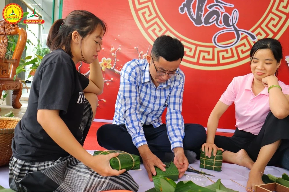 Lưu Giữ Nét Văn Hóa Cổ Truyền: Nấu Bánh Chưng Ngày Tết