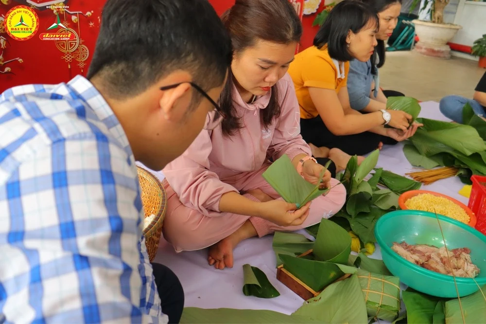 Lưu Giữ Nét Văn Hóa Cổ Truyền: Nấu Bánh Chưng Ngày Tết