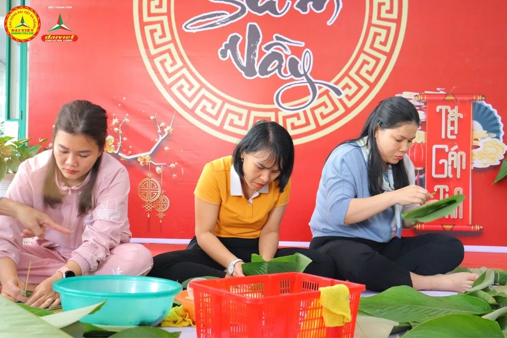 Lưu Giữ Nét Văn Hóa Cổ Truyền: Nấu Bánh Chưng Ngày Tết