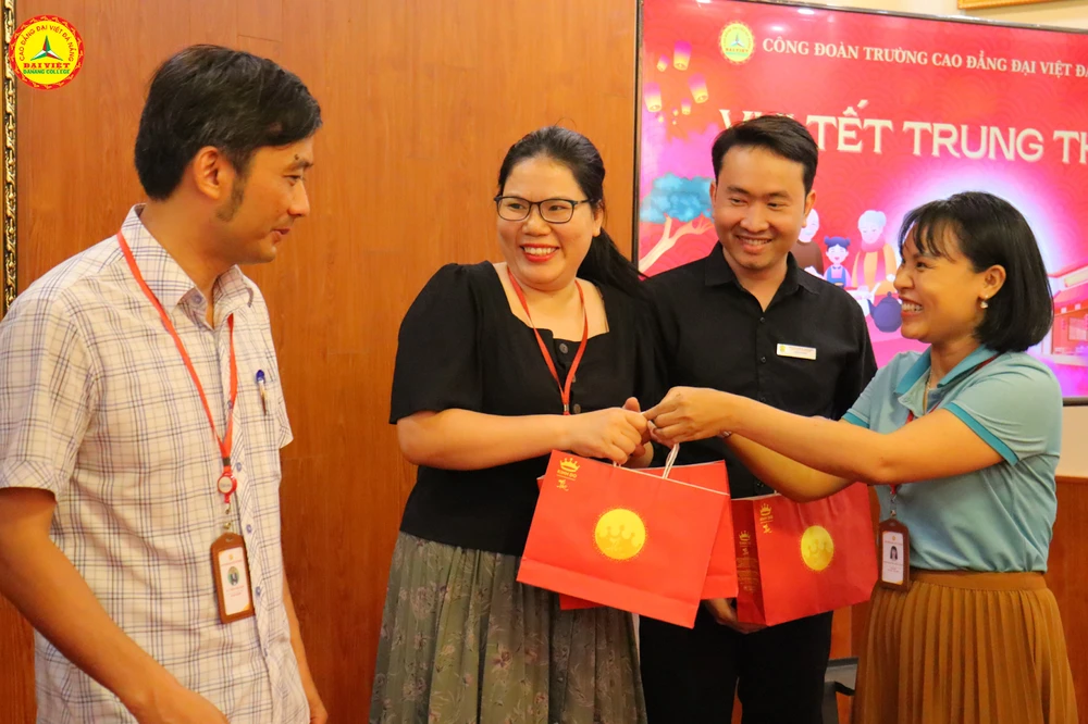 Mùa Trung Thu Đơn Giản Và Ấm Áp Của Cán Bộ Nhân Viên Đại Việt Đà Nẵng