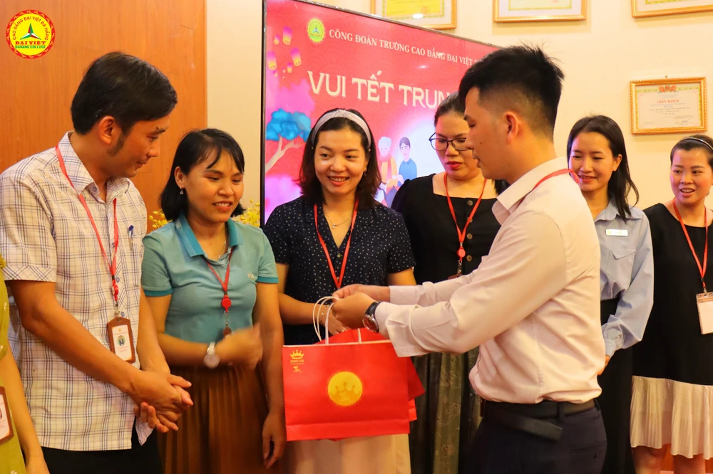 Mùa Trung Thu Đơn Giản Và Ấm Áp Của Cán Bộ Nhân Viên Đại Việt Đà Nẵng