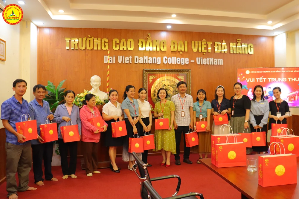 Mùa Trung Thu Đơn Giản Và Ấm Áp Của Cán Bộ Nhân Viên Đại Việt Đà Nẵng