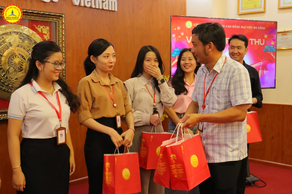 Mùa Trung Thu Đơn Giản Và Ấm Áp Của Cán Bộ Nhân Viên Đại Việt Đà Nẵng