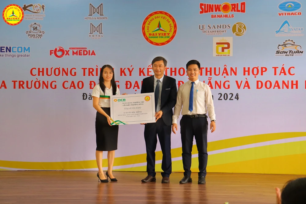 Ngân Hàng Ocb Trao Học Bổng Cho Sinh Viên Khó Khăn