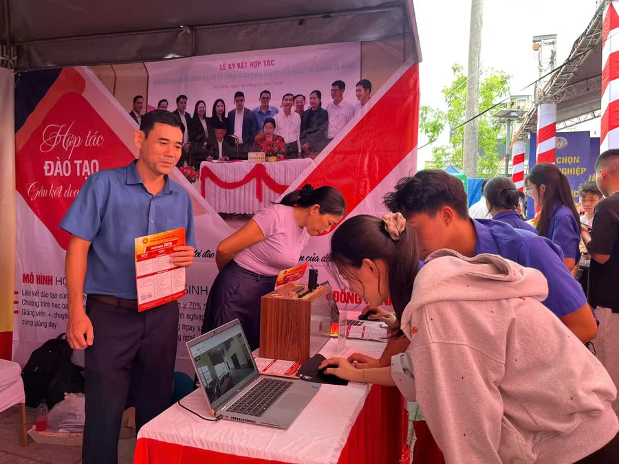 NGÀY HỘI TƯ VẤN TUYỂN SINH, CẦU NỐI CƠ SỞ GIÁO DỤC NGHỀ NGHIỆP VỚI NGƯỜI HỌC