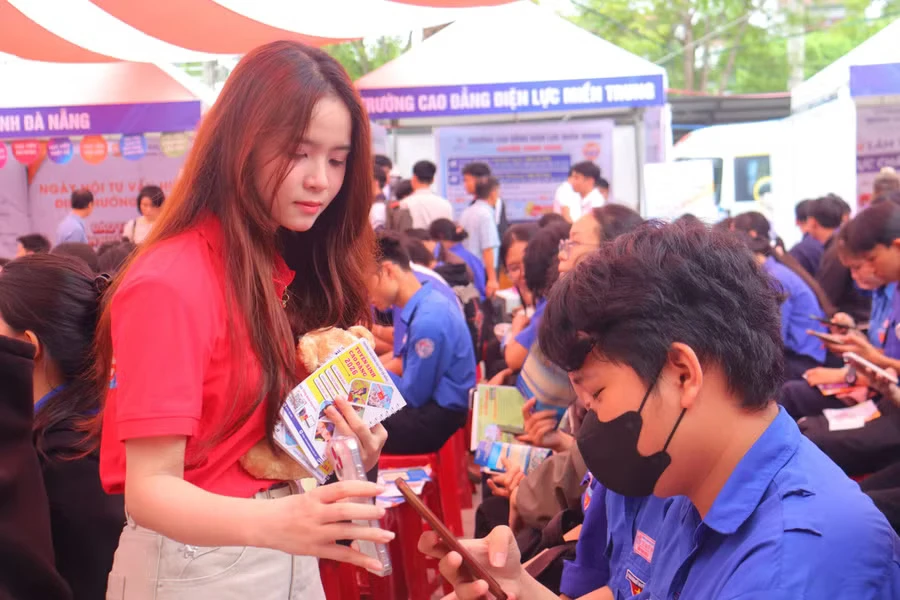 NGÀY HỘI TƯ VẤN TUYỂN SINH, CẦU NỐI CƠ SỞ GIÁO DỤC NGHỀ NGHIỆP VỚI NGƯỜI HỌC