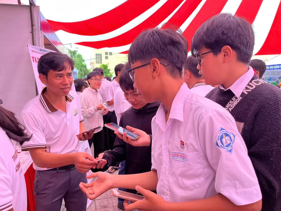 NGÀY HỘI TƯ VẤN TUYỂN SINH, CẦU NỐI CƠ SỞ GIÁO DỤC NGHỀ NGHIỆP VỚI NGƯỜI HỌC