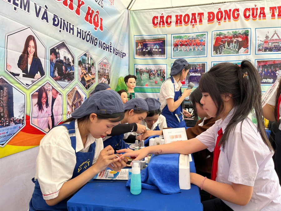 NGÀY HỘI TƯ VẤN TUYỂN SINH: “ĐỊNH VỊ” TƯƠNG LAI TỪ NHỮNG LỰA CHỌN THỰC TẾ