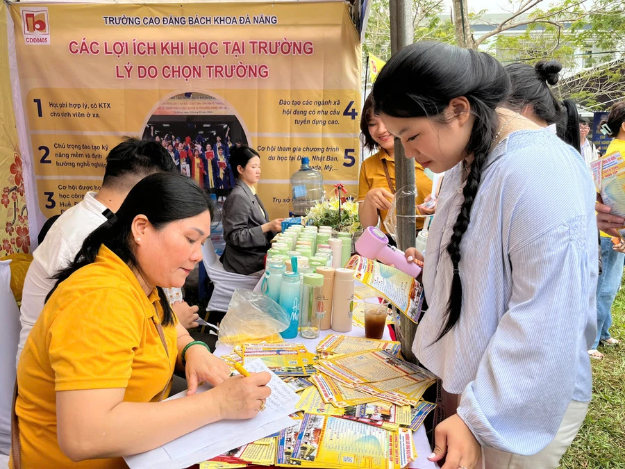 NGÀY HỘI TƯ VẤN TUYỂN SINH: “ĐỊNH VỊ” TƯƠNG LAI TỪ NHỮNG LỰA CHỌN THỰC TẾ