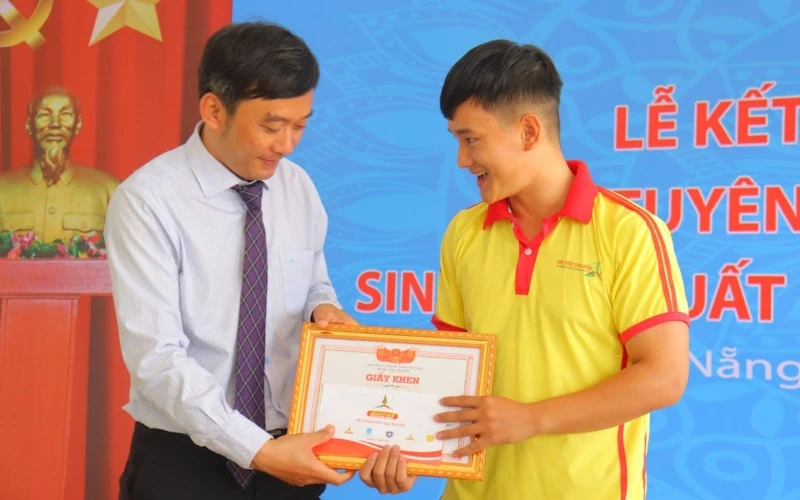 Phan Văn Đức – Hành trình quay lại giảng đường tại Trường Cao đẳng Đại Việt Đà Nẵng