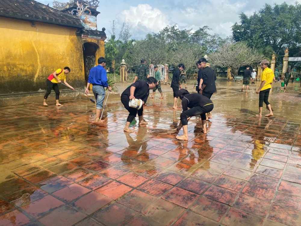 Sinh viên Đại Việt Đà Nẵng chung tay khắc phục hậu quả sau lũ lụt