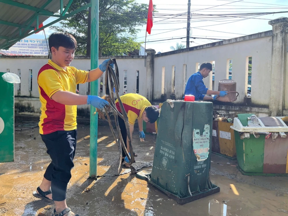 Sinh viên Đại Việt Đà Nẵng chung tay khắc phục hậu quả sau lũ lụt