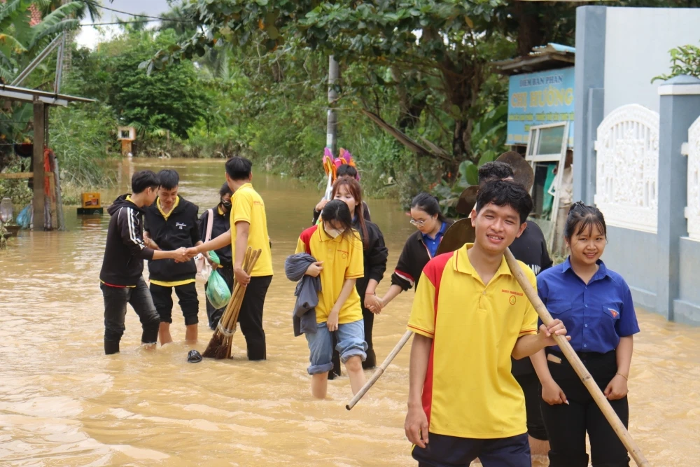 Sinh viên Đại Việt Đà Nẵng chung tay khắc phục hậu quả sau lũ lụt