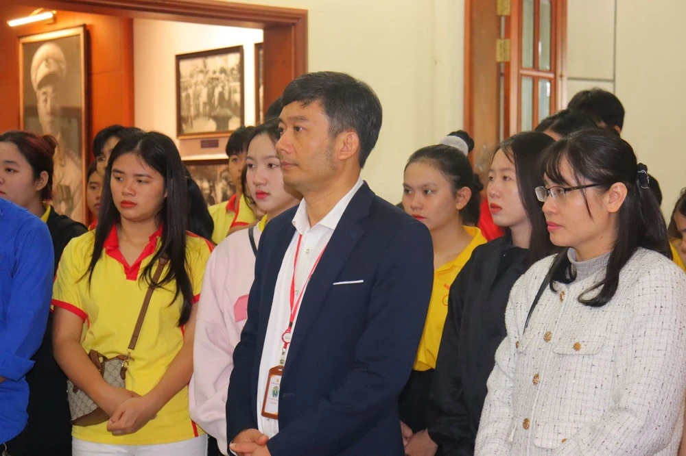 Sinh Viên Đại Việt Đà Nẵng Dâng Hương Và Tìm Hiểu Lịch Sử Tại Bảo Tàng Hồ Chí Minh Quân Khu 5