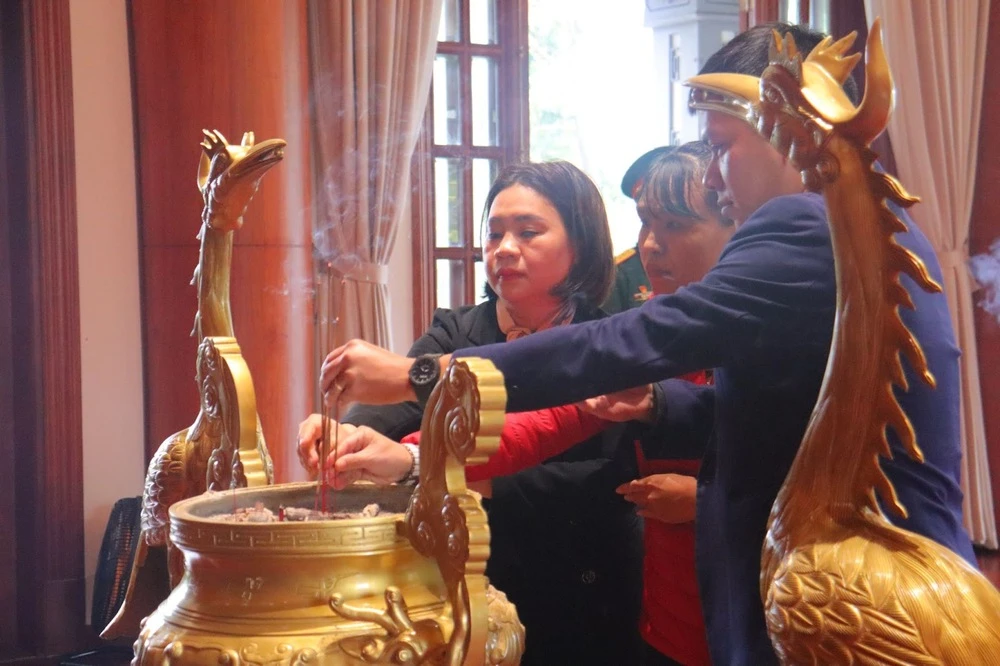 Sinh Viên Đại Việt Đà Nẵng Dâng Hương Và Tìm Hiểu Lịch Sử Tại Bảo Tàng Hồ Chí Minh Quân Khu 5