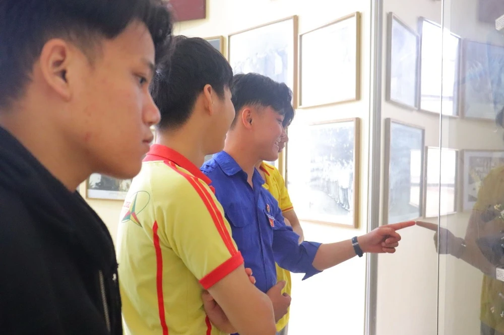 Sinh Viên Đại Việt Đà Nẵng Dâng Hương Và Tìm Hiểu Lịch Sử Tại Bảo Tàng Hồ Chí Minh Quân Khu 5