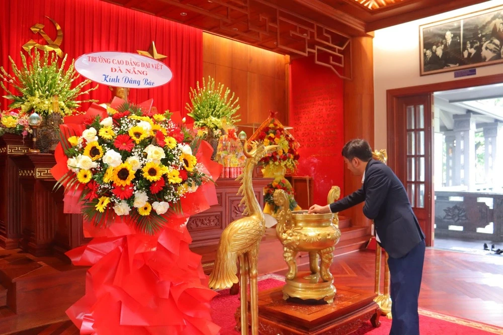 Sinh Viên Đại Việt Đà Nẵng Dâng Hương Và Tìm Hiểu Lịch Sử Tại Bảo Tàng Hồ Chí Minh Quân Khu 5