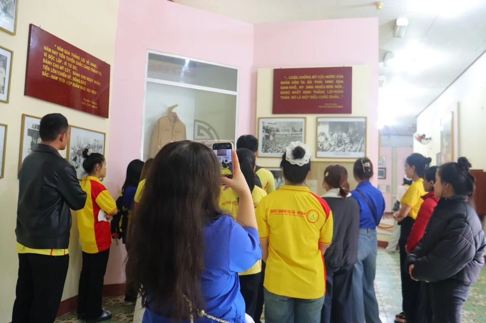 Sinh Viên Đại Việt Đà Nẵng Dâng Hương Và Tìm Hiểu Lịch Sử Tại Bảo Tàng Hồ Chí Minh Quân Khu 5