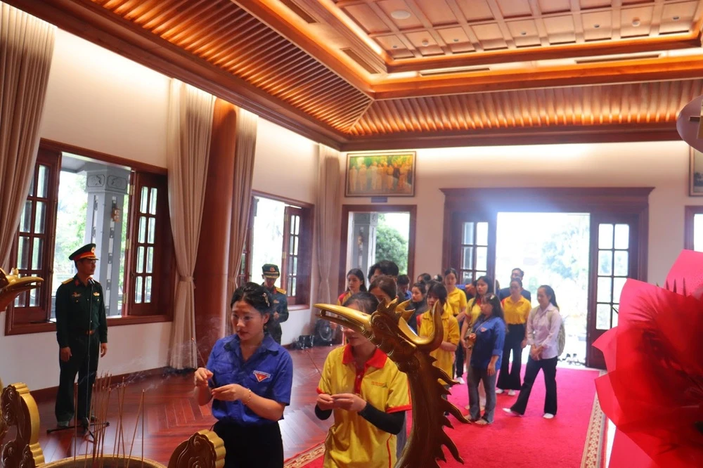 Sinh Viên Đại Việt Đà Nẵng Dâng Hương Và Tìm Hiểu Lịch Sử Tại Bảo Tàng Hồ Chí Minh Quân Khu 5