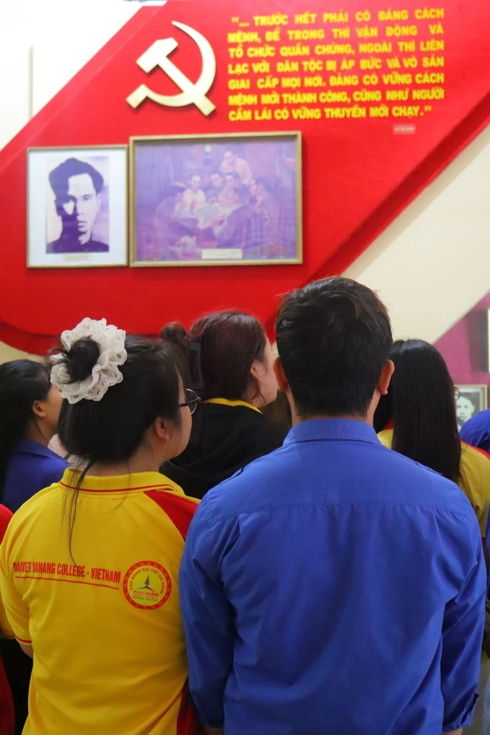 Sinh Viên Đại Việt Đà Nẵng Dâng Hương Và Tìm Hiểu Lịch Sử Tại Bảo Tàng Hồ Chí Minh Quân Khu 5