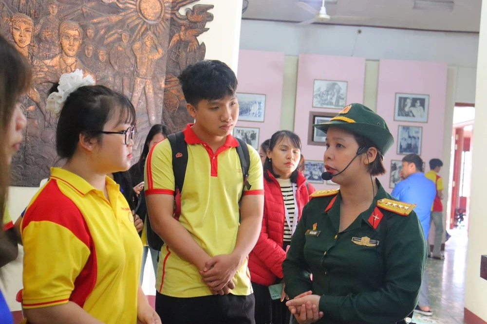 Sinh Viên Đại Việt Đà Nẵng Dâng Hương Và Tìm Hiểu Lịch Sử Tại Bảo Tàng Hồ Chí Minh Quân Khu 5