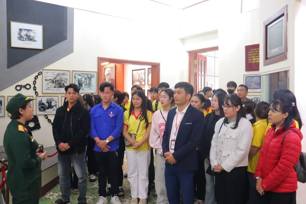 Sinh Viên Đại Việt Đà Nẵng Dâng Hương Và Tìm Hiểu Lịch Sử Tại Bảo Tàng Hồ Chí Minh Quân Khu 5