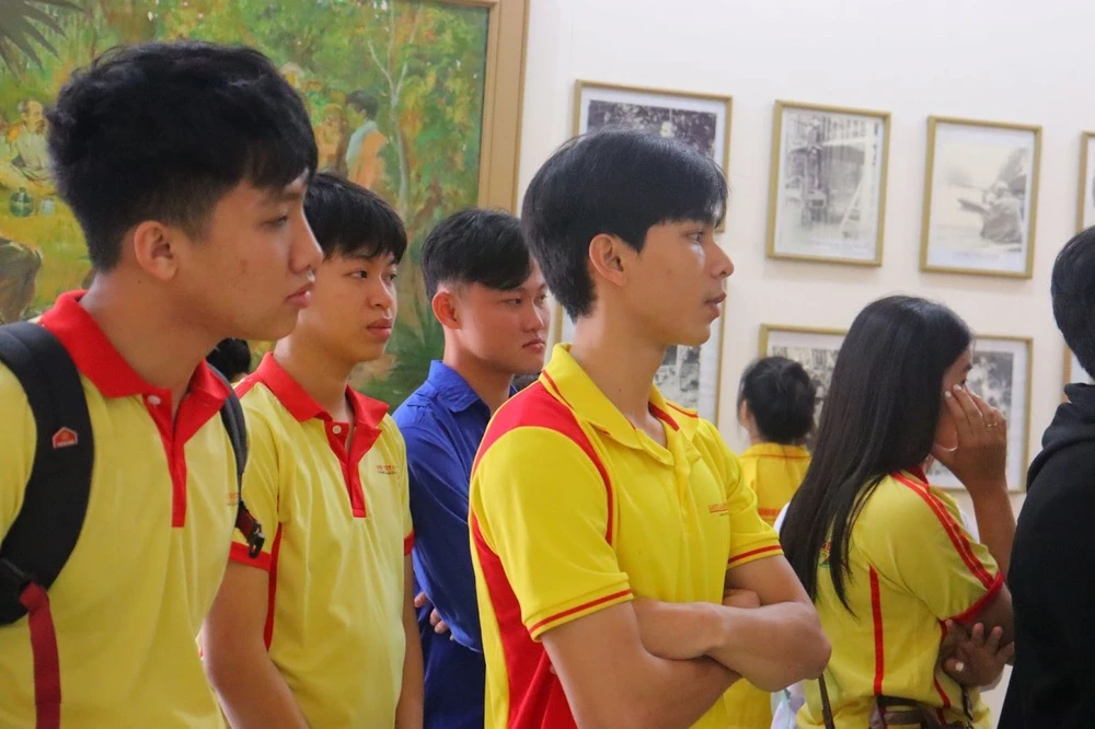 Sinh Viên Đại Việt Đà Nẵng Dâng Hương Và Tìm Hiểu Lịch Sử Tại Bảo Tàng Hồ Chí Minh Quân Khu 5