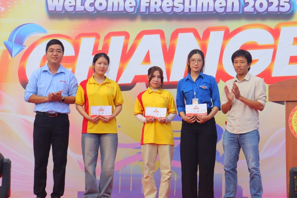 Sinh Viên Dve Đà Nẵng Nhận Học Bổng Từ Doanh Nghiệp Và Cơ Quan Báo Chí