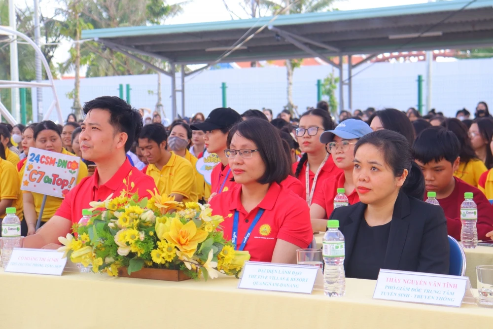 Sinh Viên Dve Đà Nẵng Nhận Học Bổng Từ Doanh Nghiệp Và Cơ Quan Báo Chí