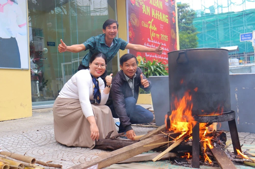 Tết Gắn Kết Với Hoạt Động Gói Bánh Chưng Truyền Thống