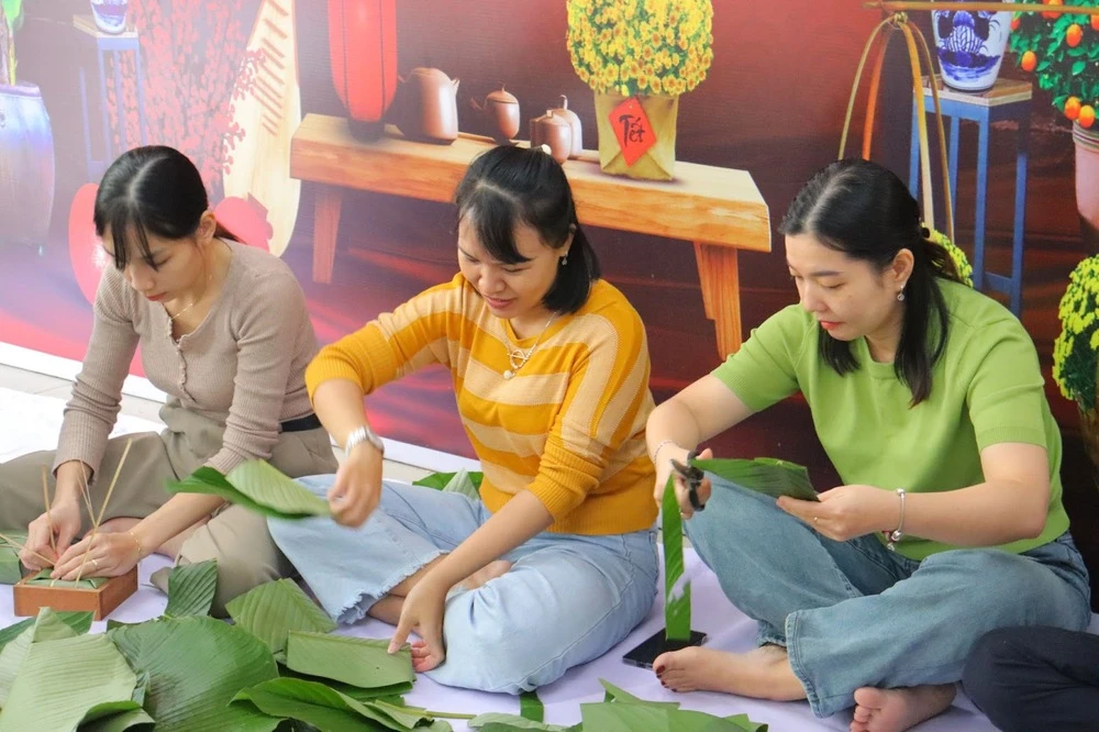 Tết Gắn Kết Với Hoạt Động Gói Bánh Chưng Truyền Thống