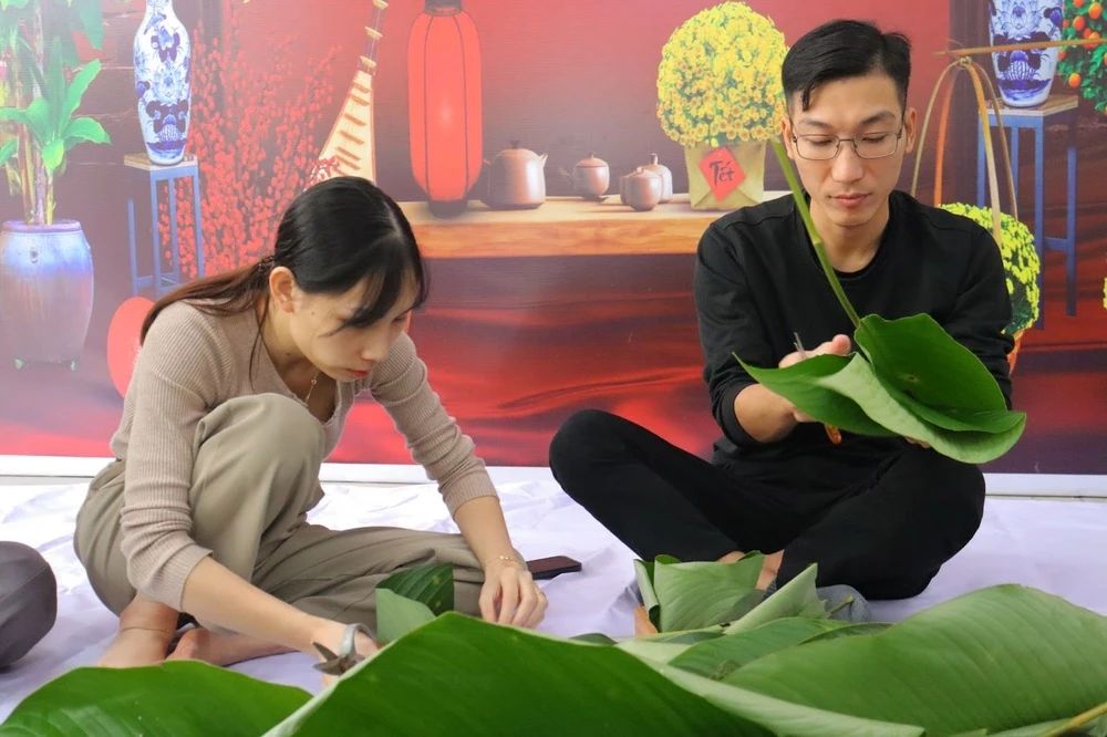 Tết Gắn Kết Với Hoạt Động Gói Bánh Chưng Truyền Thống