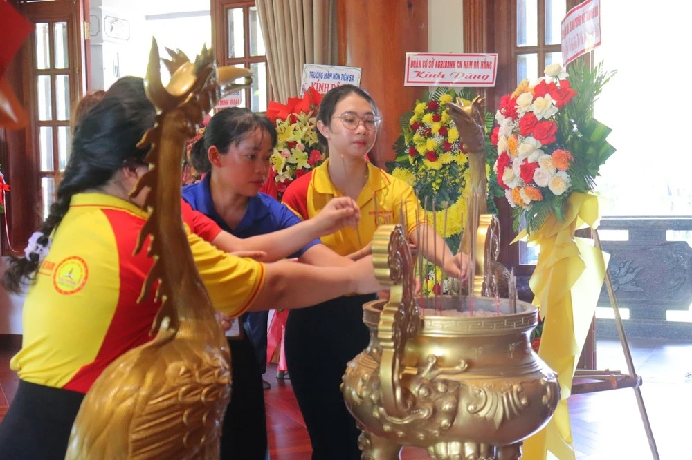 Thăm viếng Tượng đài Chủ tịch Hồ Chí Minh và khuôn viên sống – làm việc của Người