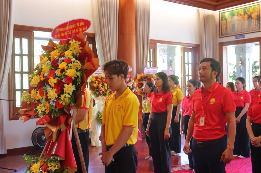 Thăm viếng Tượng đài Chủ tịch Hồ Chí Minh và khuôn viên sống – làm việc của Người