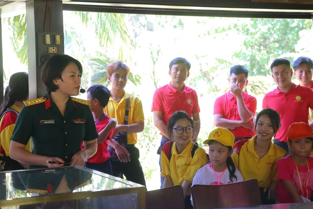 Thăm viếng Tượng đài Chủ tịch Hồ Chí Minh và khuôn viên sống – làm việc của Người