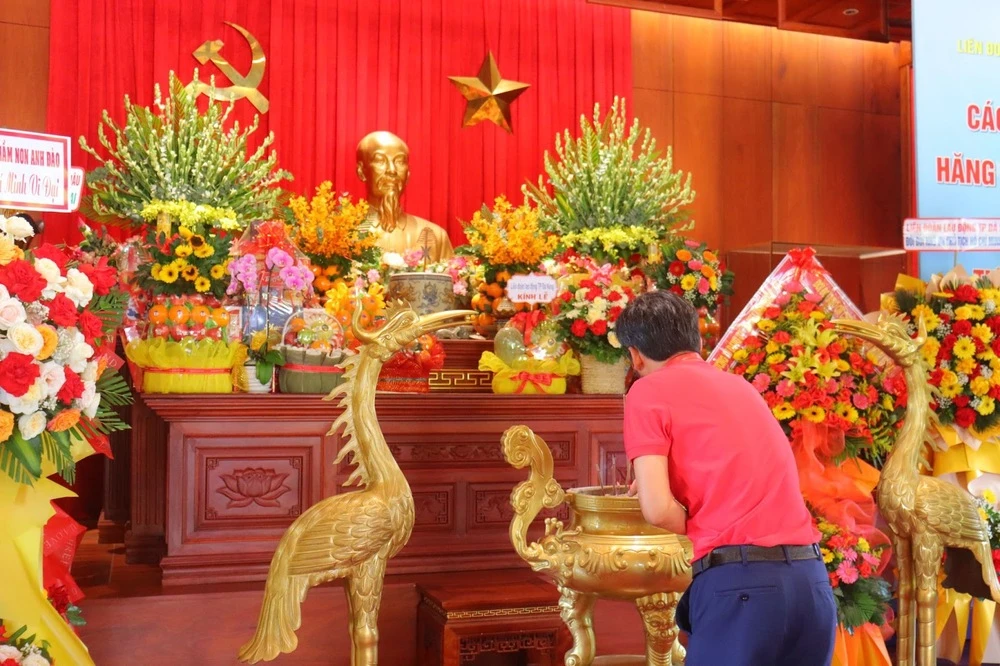 Thăm viếng Tượng đài Chủ tịch Hồ Chí Minh và khuôn viên sống – làm việc của Người