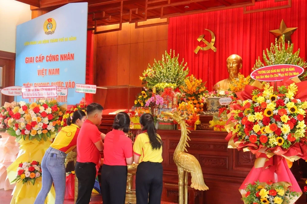 Thăm viếng Tượng đài Chủ tịch Hồ Chí Minh và khuôn viên sống – làm việc của Người