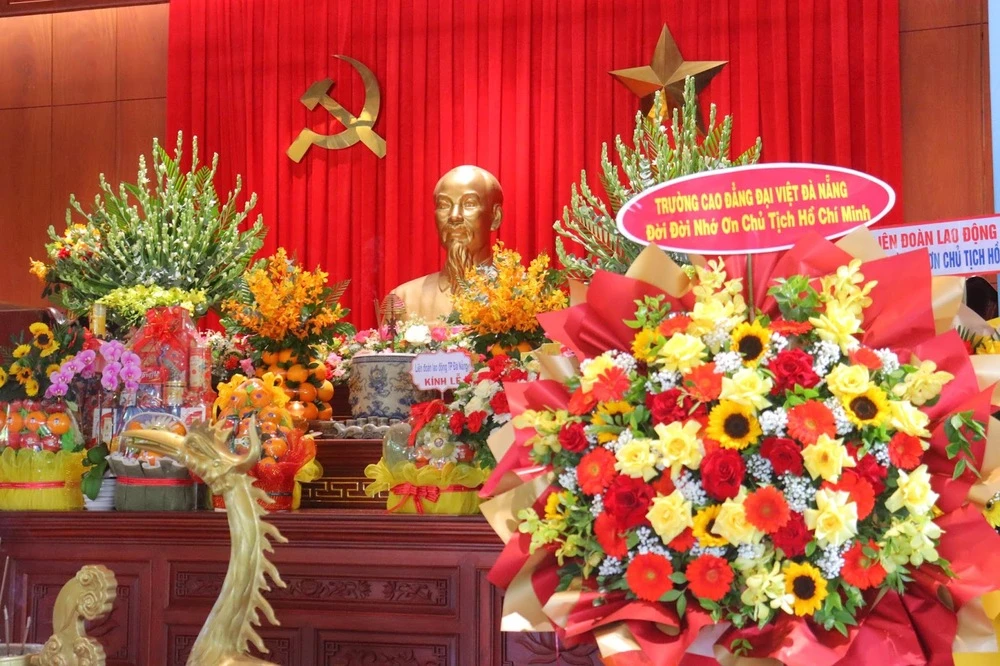 Thăm viếng Tượng đài Chủ tịch Hồ Chí Minh và khuôn viên sống – làm việc của Người